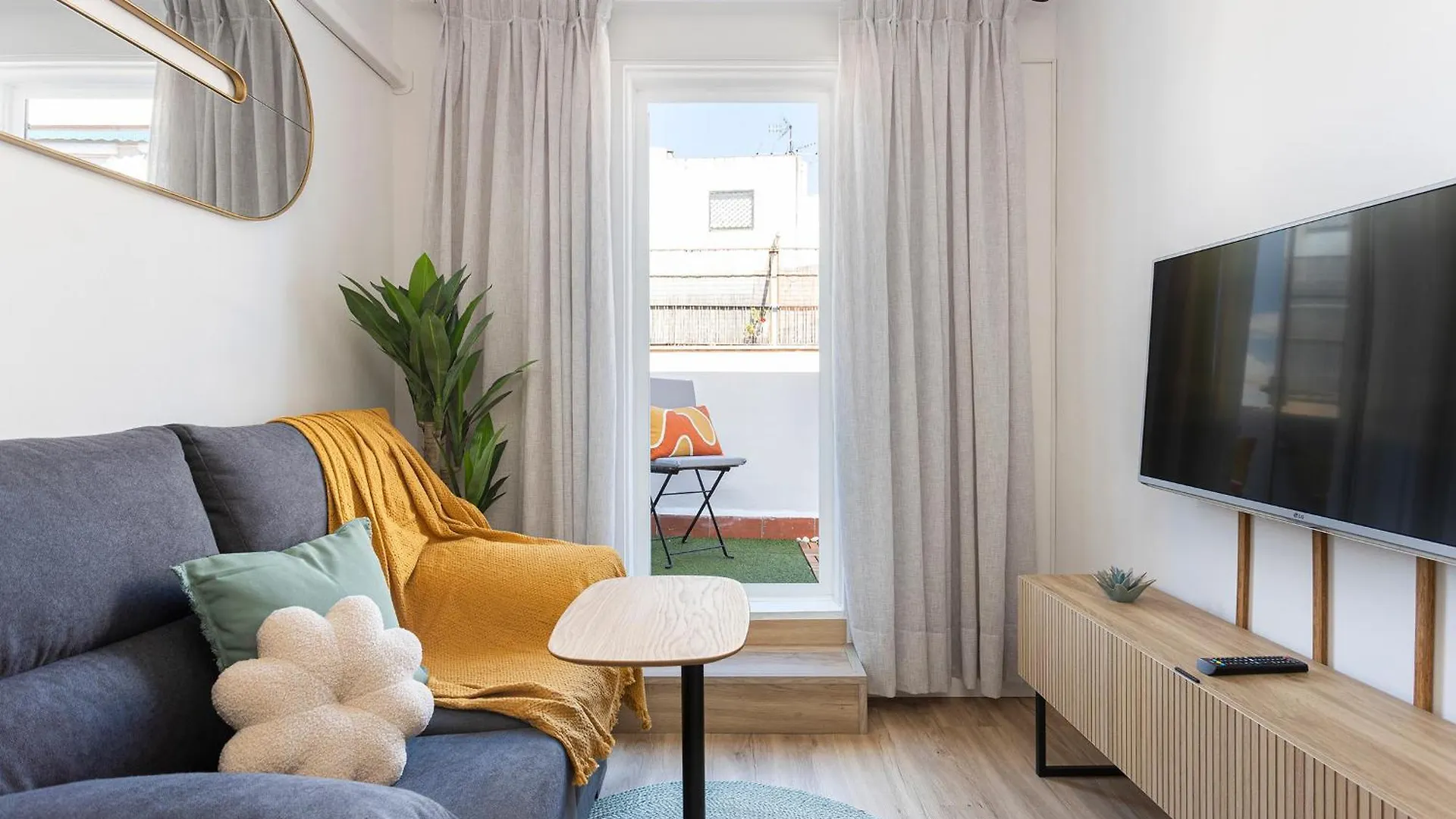Lovely Attic With Terrace 0*, L'Hospitalet de Llobregat